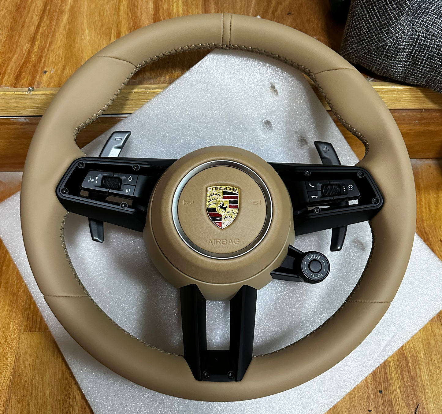 The Auto steering wheel is suitable for Porsche Panamera 718Cayman Tayneen Macan Cayenne Tayman Boxster 911 992 991 981 Tayca GT