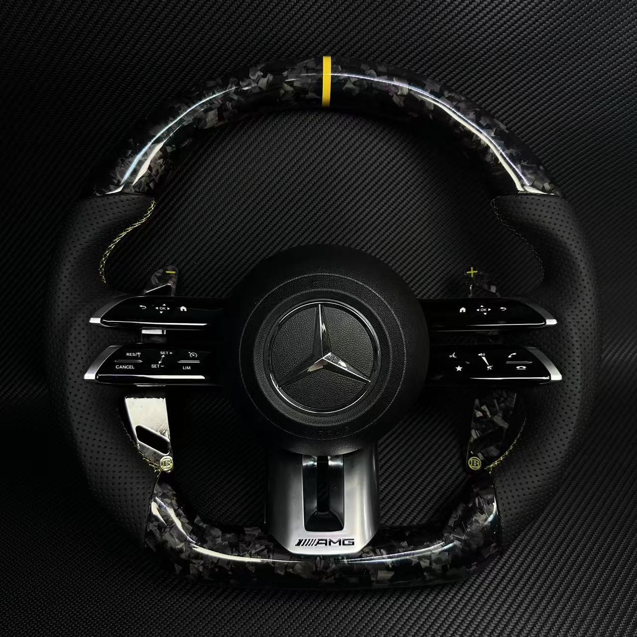 The yellow-label forged carbon fiber sports steering wheel is suitable for Mercedes-Benz GLA GLE GLC GLK CLS CLA SLC ML GL GLB C