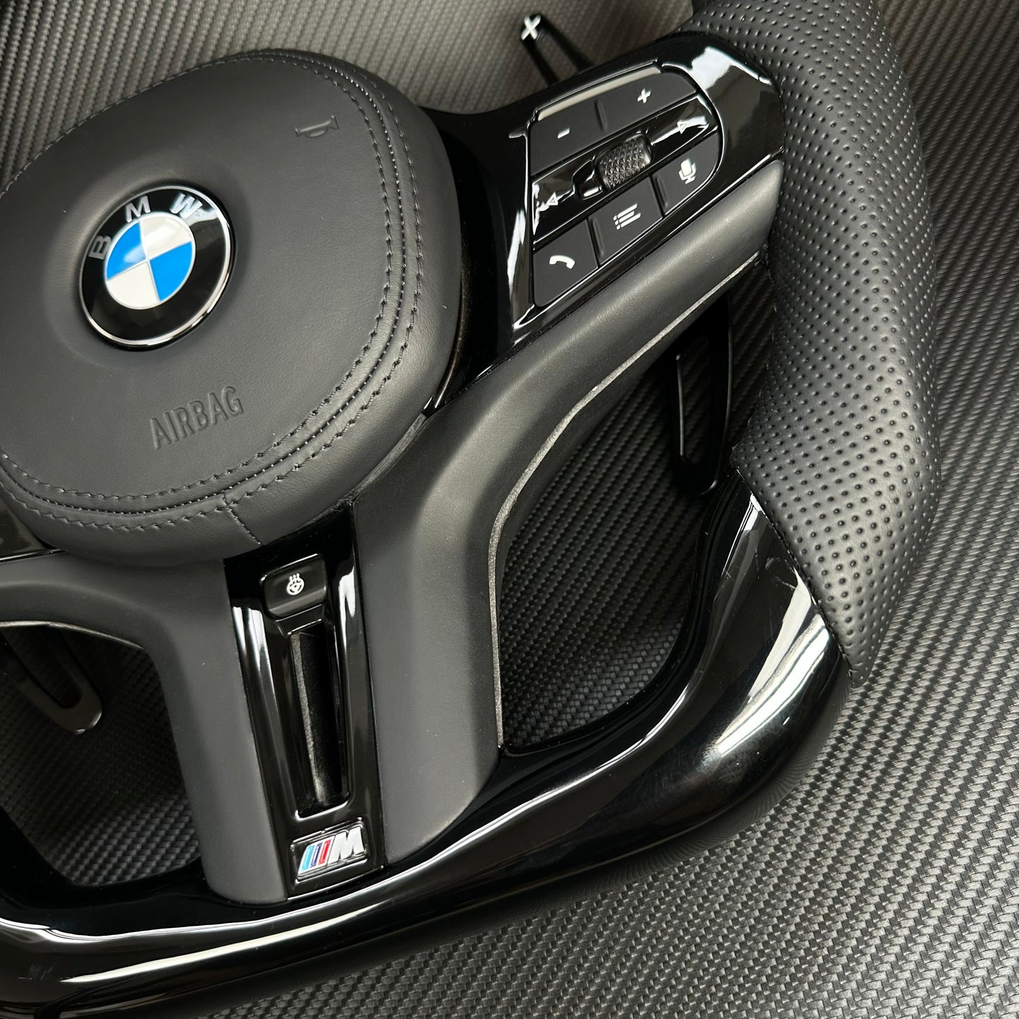 Forged carbon fiber car steering wheels are suitable for BMW F/G chassis F01 F07 F10 F30 F21 F22 F46 F30 F35 G30 G38 G26 G60 F35