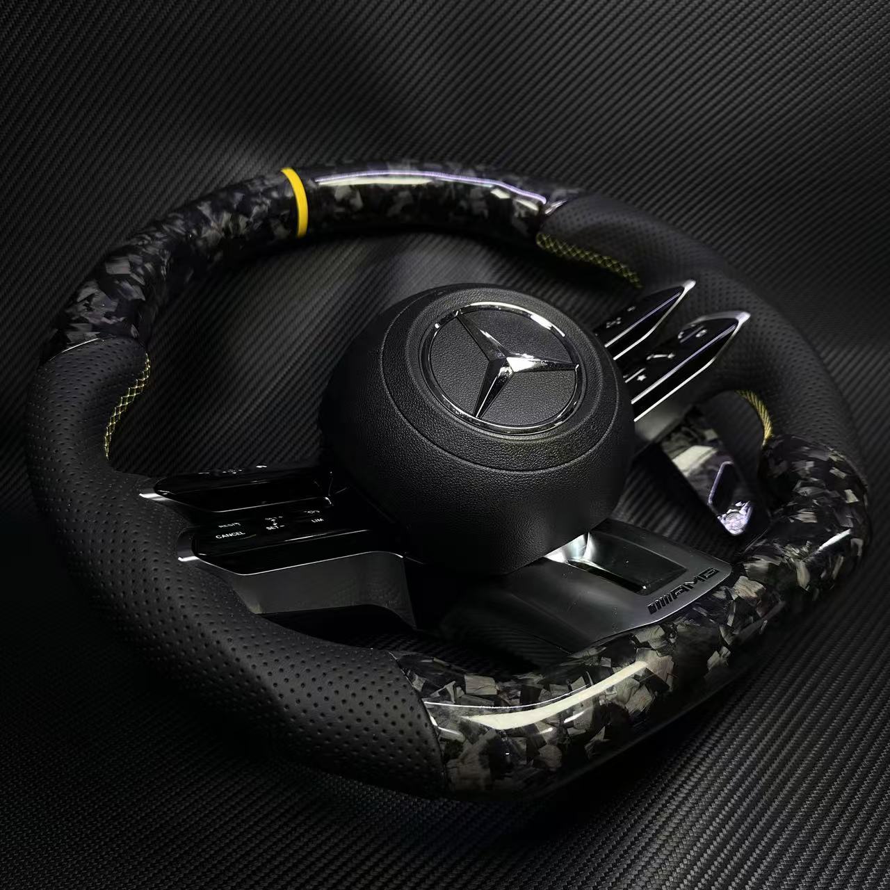 The yellow-label forged carbon fiber sports steering wheel is suitable for Mercedes-Benz GLA GLE GLC GLK CLS CLA SLC ML GL GLB C