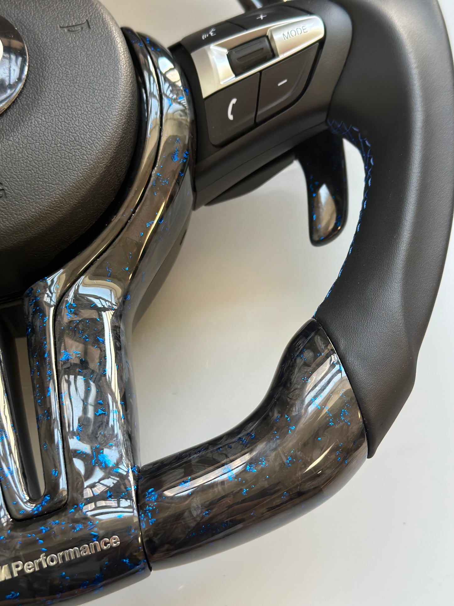 The red foil carbon fiber AUTO steering wheel is suitable for BMW E90 E91 E92 E93 E70 E71 E72 E53 F10 F30 F21 F22 F46 F30 F35 M3